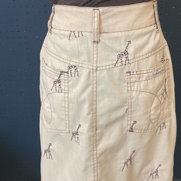 Cute vintage tan jean style midi skirt with embroidered giraffes - Picture 3 of 3